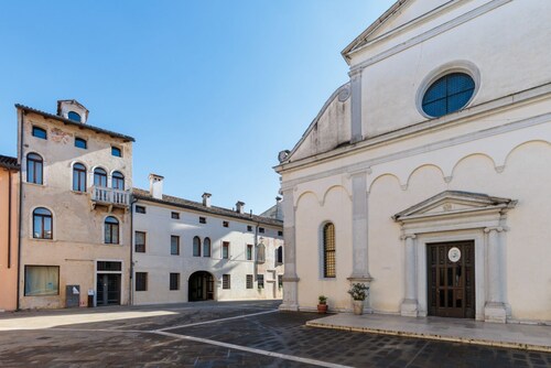 The property is located in a strategic position: a 7-minute walk from the international barracks, 5 minutes by car from the town center, 5 minutes by car from the hospital, and just 30 seconds from the riverside along the Livenza, perfect for cycling.Ava