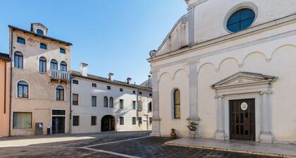 The property is located in a strategic position: a 7-minute walk from the international barracks, 5 minutes by car from the town center, 5 minutes by car from the hospital, and just 30 seconds from the riverside along the Livenza, perfect for cycling.Ava