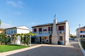 Exterior - The property is located in a strategic position: a 7-minute walk from the international barracks, 5 minutes by car from the town center, 5 minutes by car from the hospital, and just 30 seconds from the riverside along the Livenza, perfect for cycling.Ava (Riva Livenza)