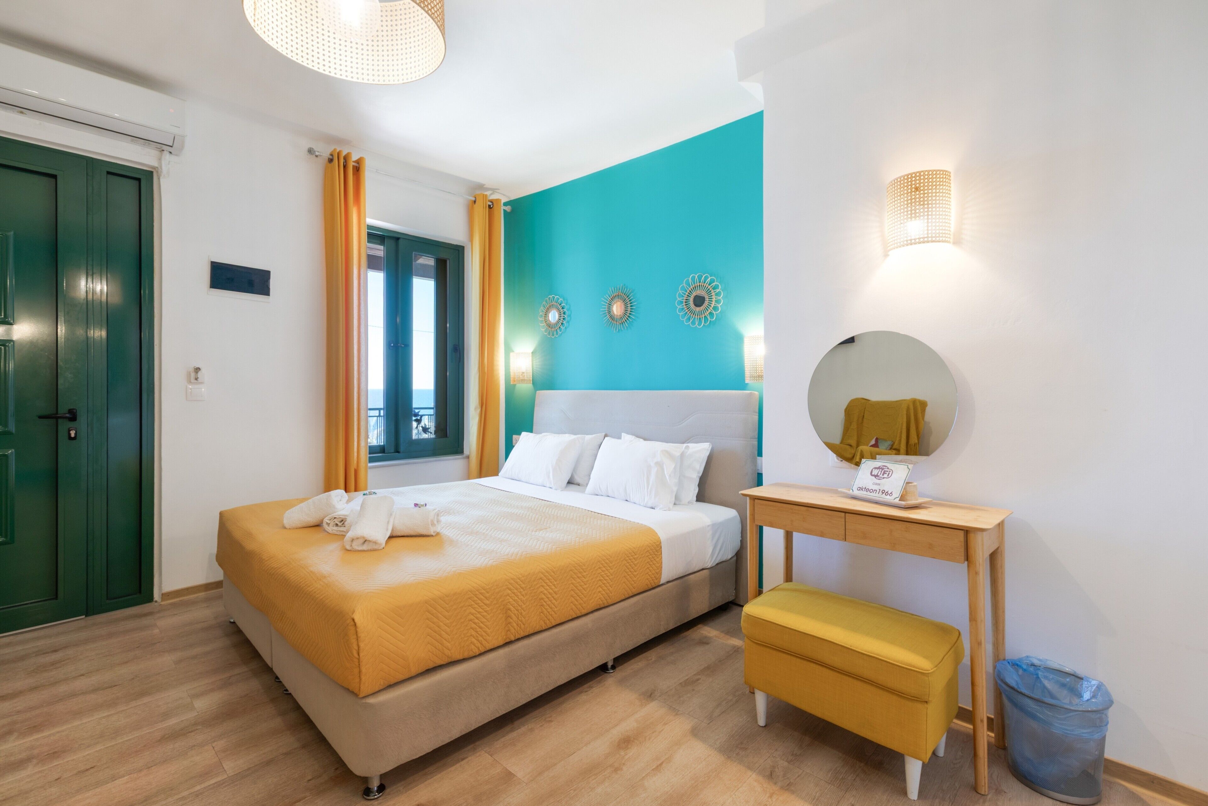 Tabla de planchar con plancha, wifi y ropa de cama 