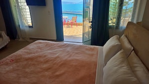 Tabla de planchar con plancha, wifi y ropa de cama 