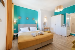 Una habitación de hotel con una cama, un armario, una mesita de noche y un espejo.