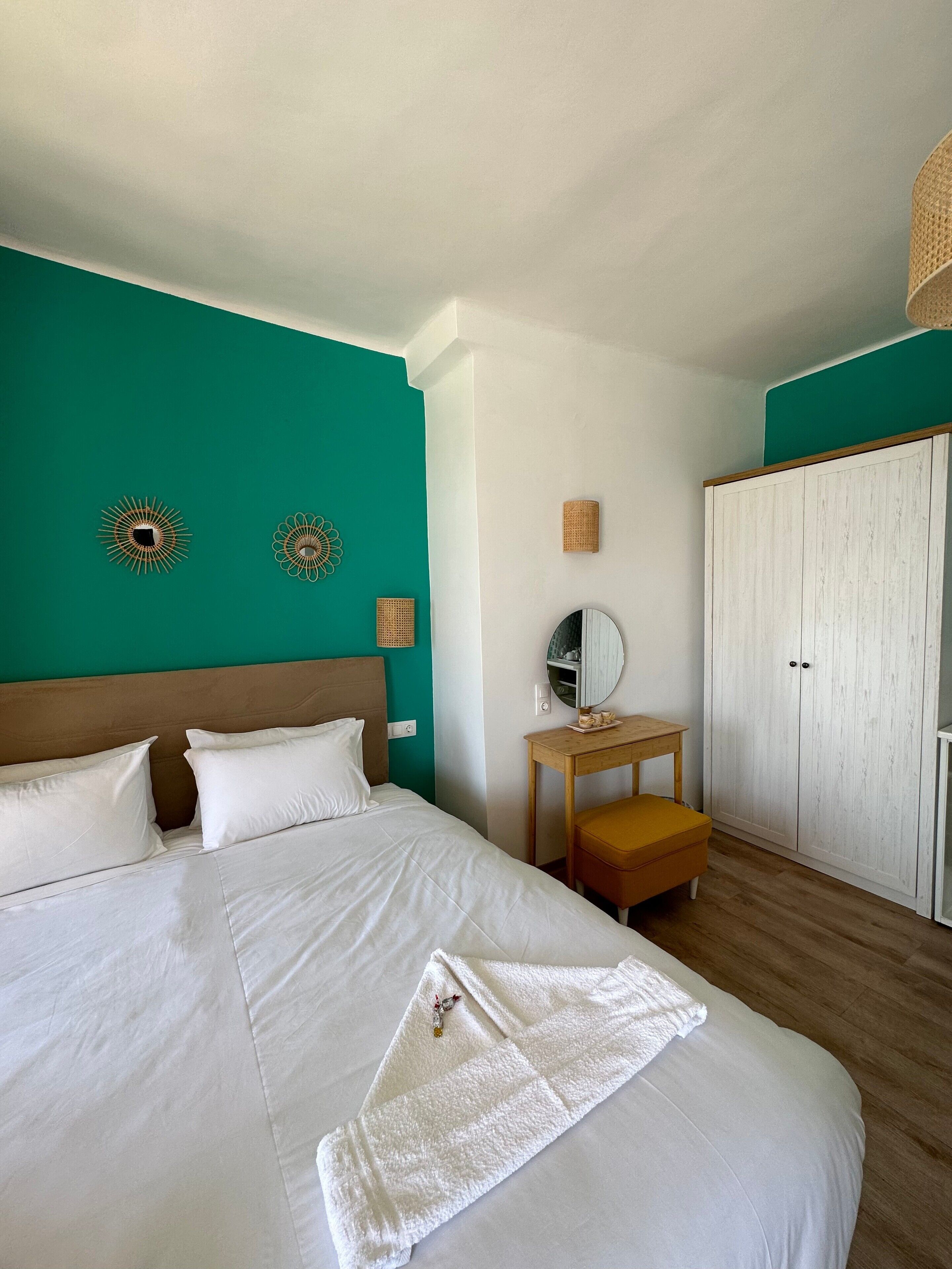 Tabla de planchar con plancha, wifi y ropa de cama 