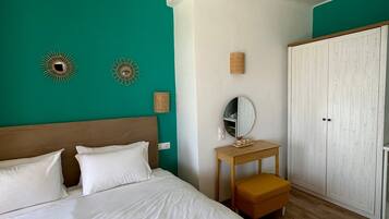 Iron/ironing board, WiFi, bed sheets