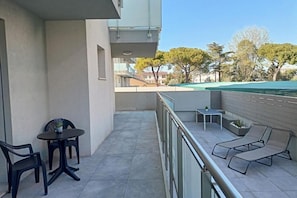 Outdoor dining - The Space🏖️ Welcome to your seaside home in Caorle!Imagine waking up to the scent of the sea, sipping a coffee at dawn on your private terrace, and diving into the pool under the summer sky while the sun caresses your skin… ✨🌊 The Dream Apart (Caorle)