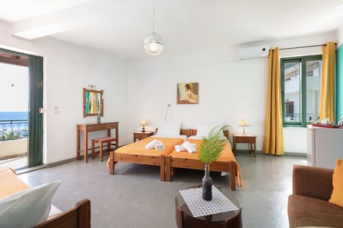 Bed and Breakfast 'Triple Room Sea View' with Sea View, Wi-Fi and Air Conditioning