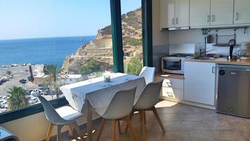 Fridge, oven, coffee/tea maker, electric kettle