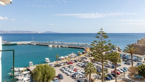 A coastal marina with parked cars, boats, and a clear view of the sea. - Apartment 'Two Bedroom  Sea View' with Sea View, Wi-Fi and Air Conditioning (Crete)