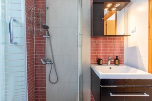 Shower, hair dryer, towels - Apartment 'Two Bedroom  Sea View' with Sea View, Wi-Fi and Air Conditioning (Crete)