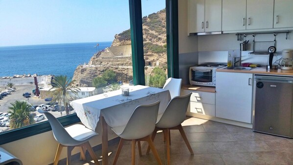 Fridge, oven, coffee/tea maker, electric kettle