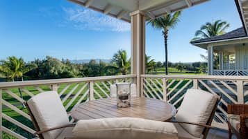 Condo, várias camas, varanda coberta, vista para o campo de golfe (Fairway Villas Waikoloa G32) | Opções para refeição ao ar livre