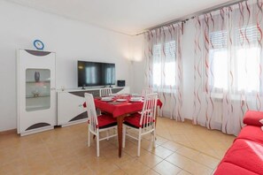 Dining - The SpaceWelcome to your Venetian retreat, a spacious and comfortable apartment located on the third floor of a charming residential building in the heart of Cannaregio, one of the most authentic and lively districts of Venice. Here you can immerse yours (Venezia)