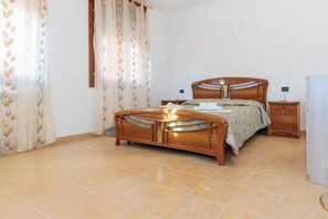 Room - The SpaceWelcome to your Venetian retreat, a spacious and comfortable apartment located on the third floor of a charming residential building in the heart of Cannaregio, one of the most authentic and lively districts of Venice. Here you can immerse yours (Venezia)