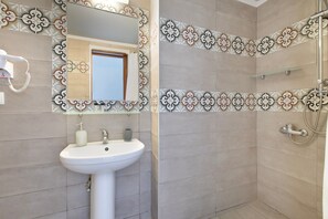 Douche, séchoir à cheveux, serviettes fournies