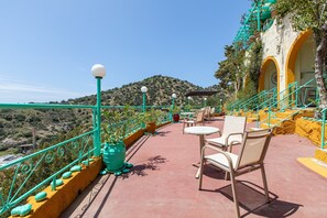 Outdoor dining - Bed and Breakfast 'Double Room No 102 Sea View' with Sea View, Wi-Fi and Air Conditioning (Crete)