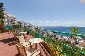 Outdoor dining - Bed and Breakfast 'Double Room No 104 Sea View' with Sea View, Wi-Fi and Air Conditioning (Crete)