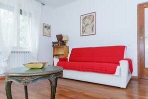 Living area - The SpaceThe apartment is located on the first floor of a functional building near Venice Mestre train station. The entrance is easily accessible with only a few steps, making it convenient even for elderly guests.Upon entering, a hallway leads you to al (Venezia)