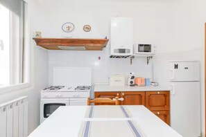 Fridge, microwave, dishwasher - The SpaceThe apartment is located on the first floor of a functional building near Venice Mestre train station. The entrance is easily accessible with only a few steps, making it convenient even for elderly guests.Upon entering, a hallway leads you to al (Venezia)