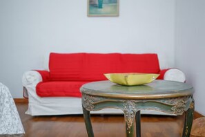 Interior - The SpaceThe apartment is located on the first floor of a functional building near Venice Mestre train station. The entrance is easily accessible with only a few steps, making it convenient even for elderly guests.Upon entering, a hallway leads you to al (Venezia)