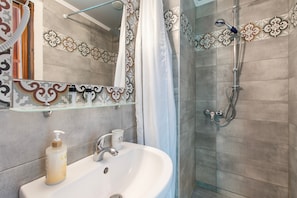 Dusche, Haartrockner, Handtücher