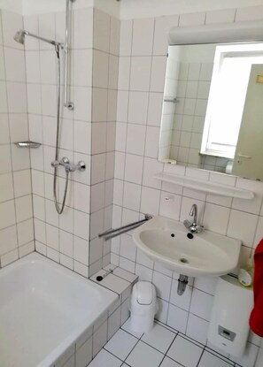 Shower, hair dryer - Ferienwohnung mit Balkon in Dornumersiel (Dornumersiel)