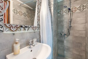 Dusche, Haartrockner, Handtücher