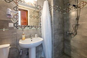 Shower, hair dryer, towels - Bed and Breakfast 'Double Room No 205 Sea View' with Sea View, Wi-Fi and Air Conditioning (Crete)