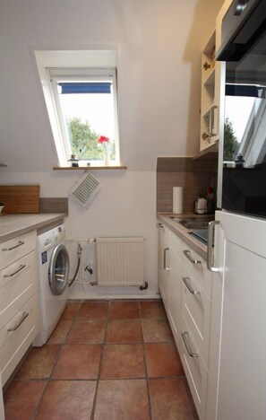 Fridge, microwave, oven, stovetop - Ferienhaus in Dornumersiel (Dornumersiel)