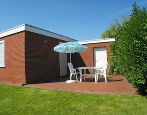 Outdoor dining - Bungalow in Strandnaehe, Dornumersiel (Dornumersiel)