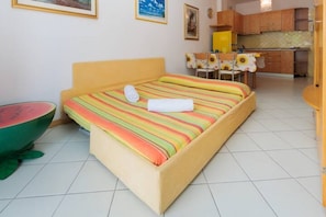 Room - The Space🌴 Spacious Apartment in a Seafront Residence (the apartment has a street-side terrace) with Pool and Beach Spot – Experience the Best of Jesolo Lido! 🌊Description:Imagine waking up to the sound of the sea, having breakfast on a sunny ter (Lido di Jesolo)