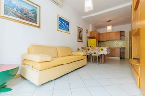 Living area - The Space🌴 Spacious Apartment in a Seafront Residence (the apartment has a street-side terrace) with Pool and Beach Spot – Experience the Best of Jesolo Lido! 🌊Description:Imagine waking up to the sound of the sea, having breakfast on a sunny ter (Lido di Jesolo)
