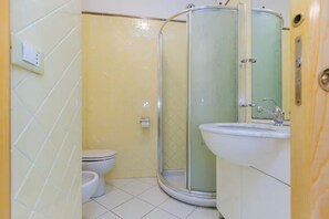 Shower, bidet - The Space🌴 Spacious Apartment in a Seafront Residence (the apartment has a street-side terrace) with Pool and Beach Spot – Experience the Best of Jesolo Lido! 🌊Description:Imagine waking up to the sound of the sea, having breakfast on a sunny ter (Lido di Jesolo)