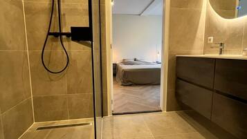 2 slaapkamers, een strijkplank/strijkijzer, wifi, beddengoed