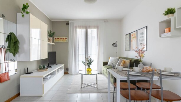 A modern living room with a dining area, featuring a sofa, a coffee table, and a TV. - ChatGPT ha detto:The SpaceWelcome to your corner of tranquility at the gateway to Venice!This cozy apartment in Mestre is the ideal solution for those who want to enjoy Venice stress-free, thanks to its strategic location in a quiet, safe, and well-serve (Venice)