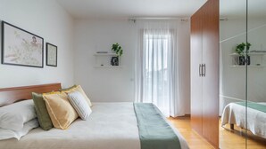 A bedroom with a bed, pillows, a bedside table, a mirror, and a wardrobe. - ChatGPT ha detto:The SpaceWelcome to your corner of tranquility at the gateway to Venice!This cozy apartment in Mestre is the ideal solution for those who want to enjoy Venice stress-free, thanks to its strategic location in a quiet, safe, and well-serve (Venice)