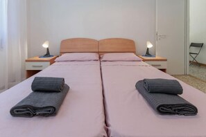 Room - The SpacePractical apartment located just a few steps from the sea.The house’s super strategic location will allow you to fully enjoy everything that Jesolo Lido has to offer.We can accommodate up to 4 people, divided into two bedrooms.The kitchen is e (Lido di Jesolo)