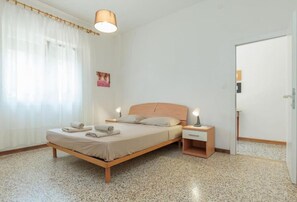 Room - The SpacePractical apartment located just a few steps from the sea.The house’s super strategic location will allow you to fully enjoy everything that Jesolo Lido has to offer.We can accommodate up to 4 people, divided into two bedrooms.The kitchen is e (Lido di Jesolo)