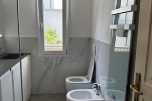 Shower, bidet - The Space🌟 Your Exclusive Retreat in the Heart of Jesolo – Comfort, Style, and an Unbeatable Location 🌟Imagine waking up with the scent of the sea in the air, having breakfast on a private terrace overlooking Jesolo’s famous walking street, and (Lido di Jesolo)