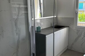 Shower, bidet - The Space🌟 Your Exclusive Retreat in the Heart of Jesolo – Comfort, Style, and an Unbeatable Location 🌟Imagine waking up with the scent of the sea in the air, having breakfast on a private terrace overlooking Jesolo’s famous walking street, and (Lido di Jesolo)