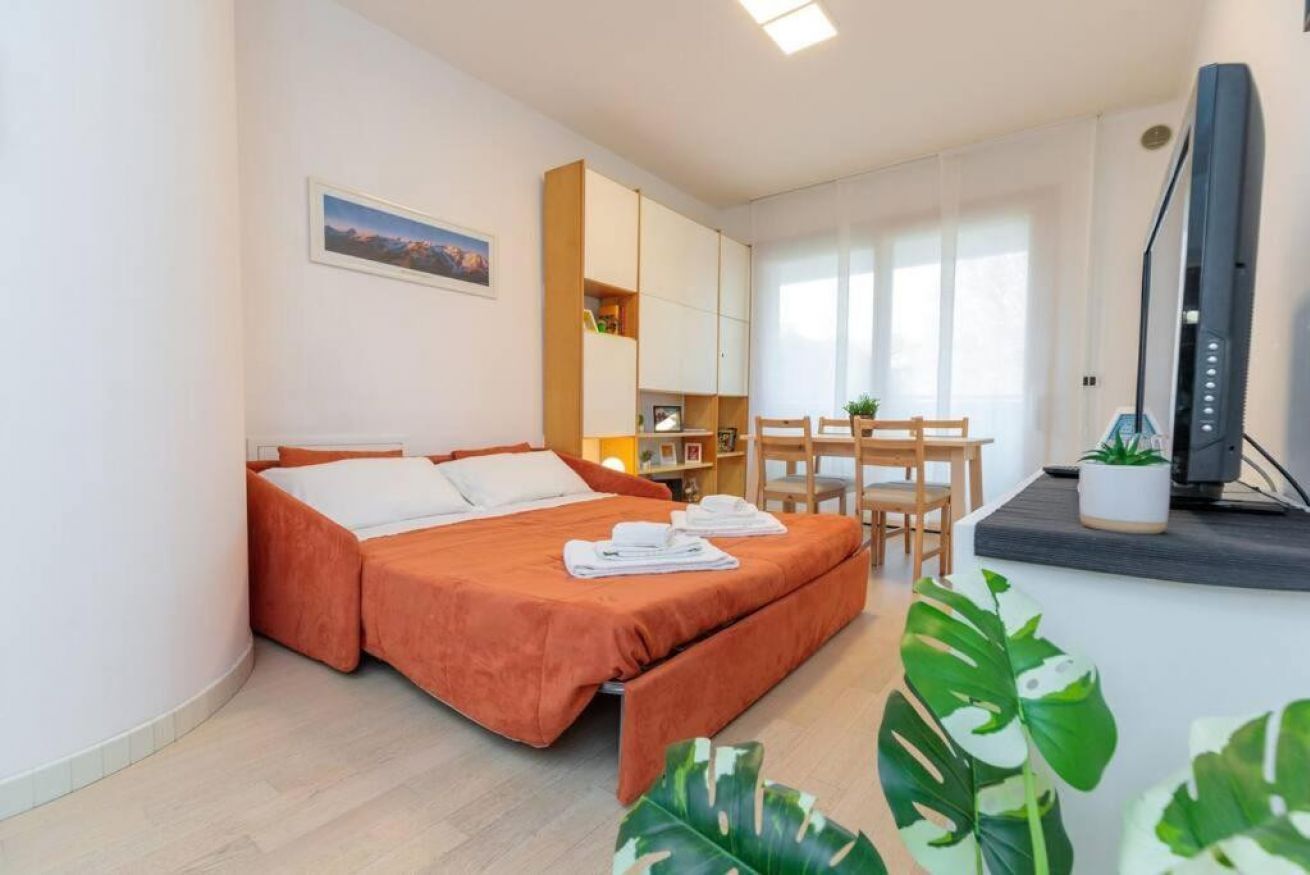 Iron/ironing board, travel cot