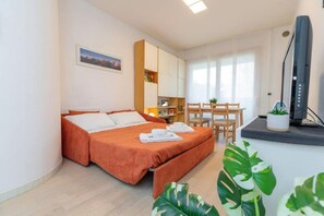 Iron/ironing board, travel cot - Lovely three-room apartment located in one of the best areas of Mestre with Fibre Wi-Fi, a lift, a small terrace and a free PRIVATE garage.Located in a modern and quiet context, functionally furnished and equipped with all comforts.The Vespucci stop is (Venezia)