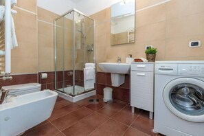 Bidet, towels, shampoo, toilet paper - Lovely three-room apartment located in one of the best areas of Mestre with Fibre Wi-Fi, a lift, a small terrace and a free PRIVATE garage.Located in a modern and quiet context, functionally furnished and equipped with all comforts.The Vespucci stop is (Venezia)
