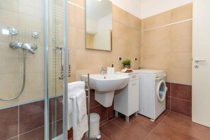 Bidet, towels, shampoo, toilet paper - Lovely three-room apartment located in one of the best areas of Mestre with Fibre Wi-Fi, a lift, a small terrace and a free PRIVATE garage.Located in a modern and quiet context, functionally furnished and equipped with all comforts.The Vespucci stop is (Venezia)