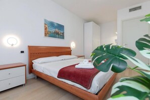 Iron/ironing board, travel cot - Lovely three-room apartment located in one of the best areas of Mestre with Fibre Wi-Fi, a lift, a small terrace and a free PRIVATE garage.Located in a modern and quiet context, functionally furnished and equipped with all comforts.The Vespucci stop is (Venezia)