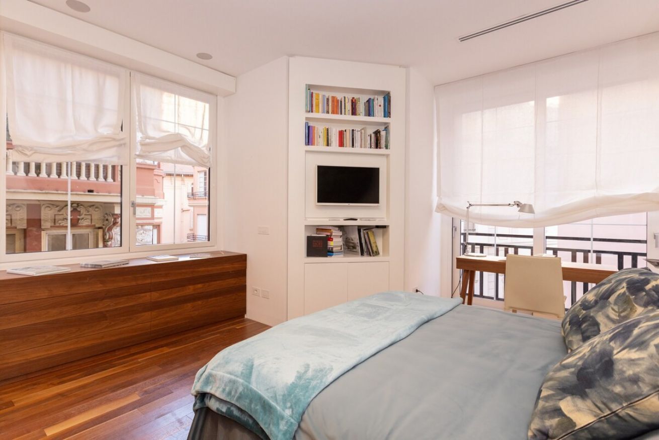 Iron/ironing board, travel crib