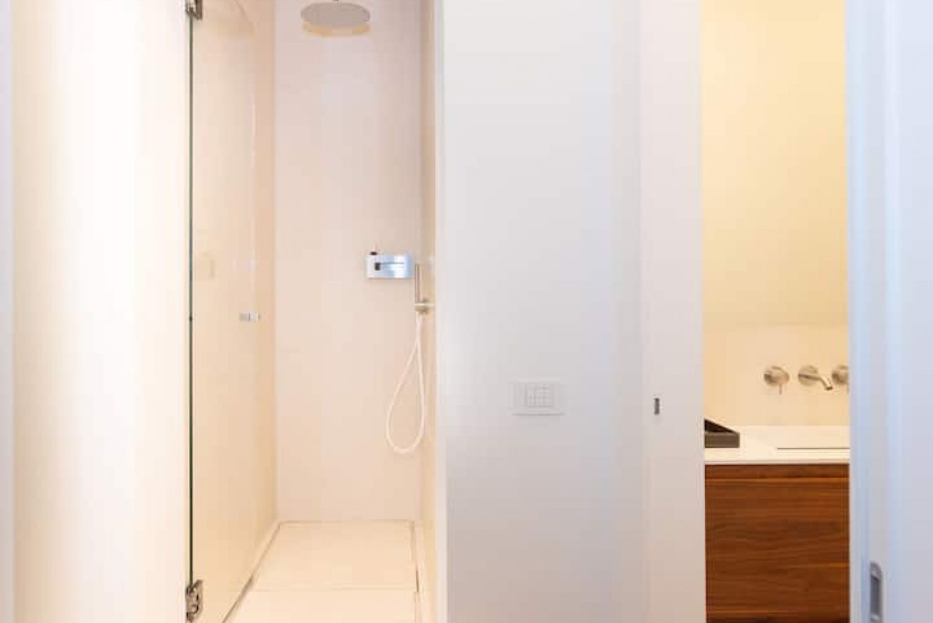 Shower, bidet, towels, shampoo