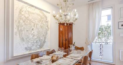 About this spaceWelcome to my spacious and bright designer apartment, completely renovated and furnished with custom-made furniture. Equipped with air conditioning and a sophisticated Sonos audio system, it offers you unique comfort and atmosphere.Just a