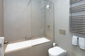 Shower, bidet, towels, shampoo