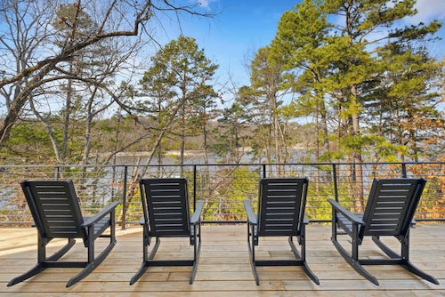 Lakeside Luxe-Lake Access-Hot Tub-Amazing Patio