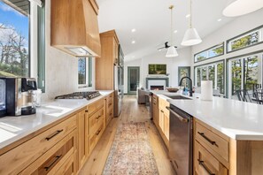 Refrigerador, microondas, horno, placa de cocina